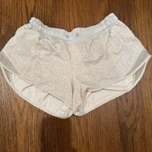 Lululemon 2.5 inch hotty hot shorts, sz 4